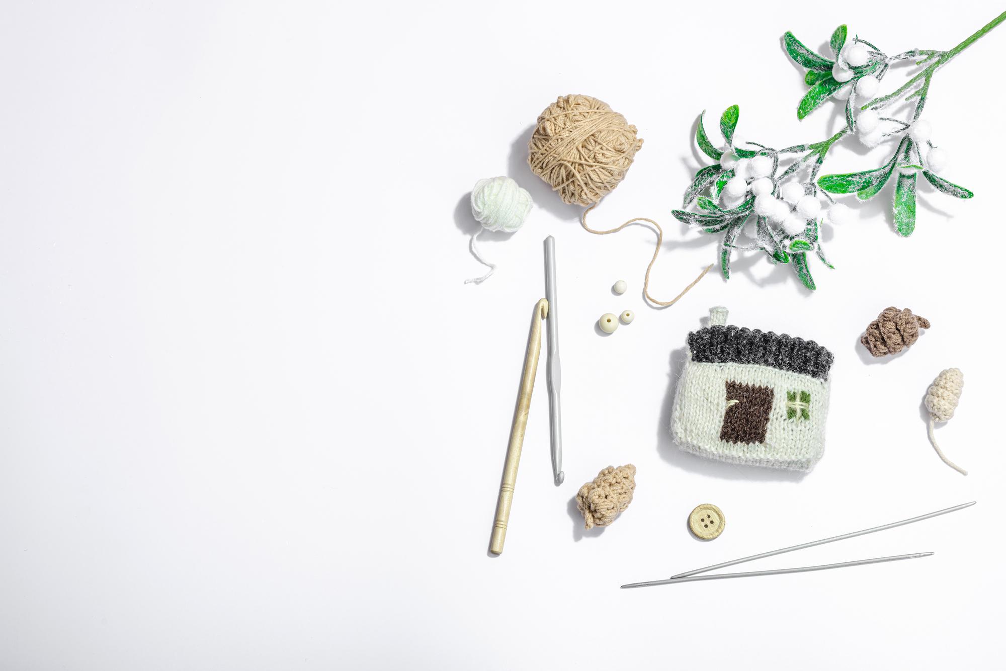 Laboratorio ricamo con luce naturale e strumenti